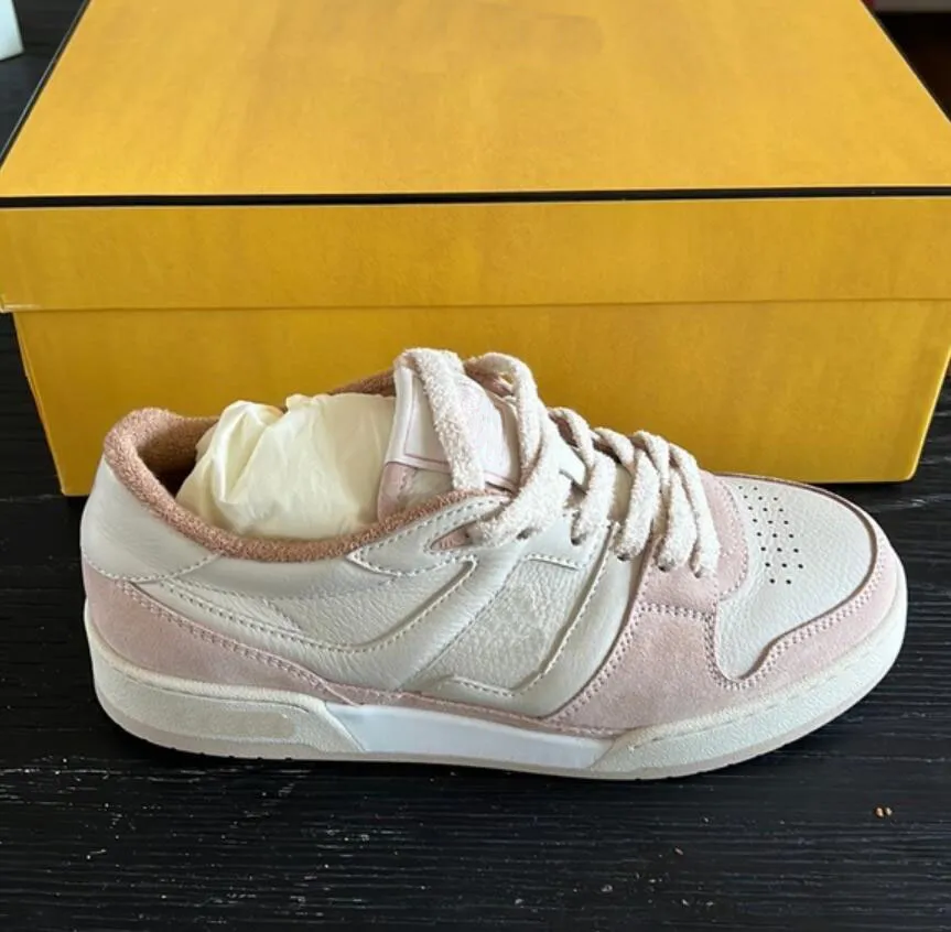 Kvinnor Winter Casual Shoes Match White Suede Low Tops Calf Leather and Suede Sports Trainers Pet Platform Gummisulor Pink White med Box 35-44