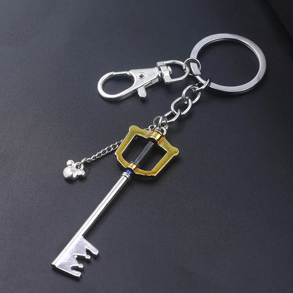 Bag delar Tillbehör Game Kingdom Hearts Sora Key Keychain Keyblade Weapon Model borttagbar metall Keyring Men bil Kvinnor smycken 231219