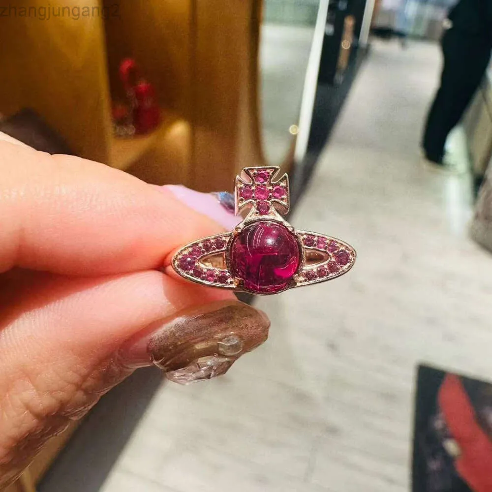 Designer Viviene Westwoods Viviennewestwood Vivi West Empress Dowagers Water Red Glass Ball Transit Ring Saturn Ring Ring Female Minore di fascia alta Fascibile Exquisito