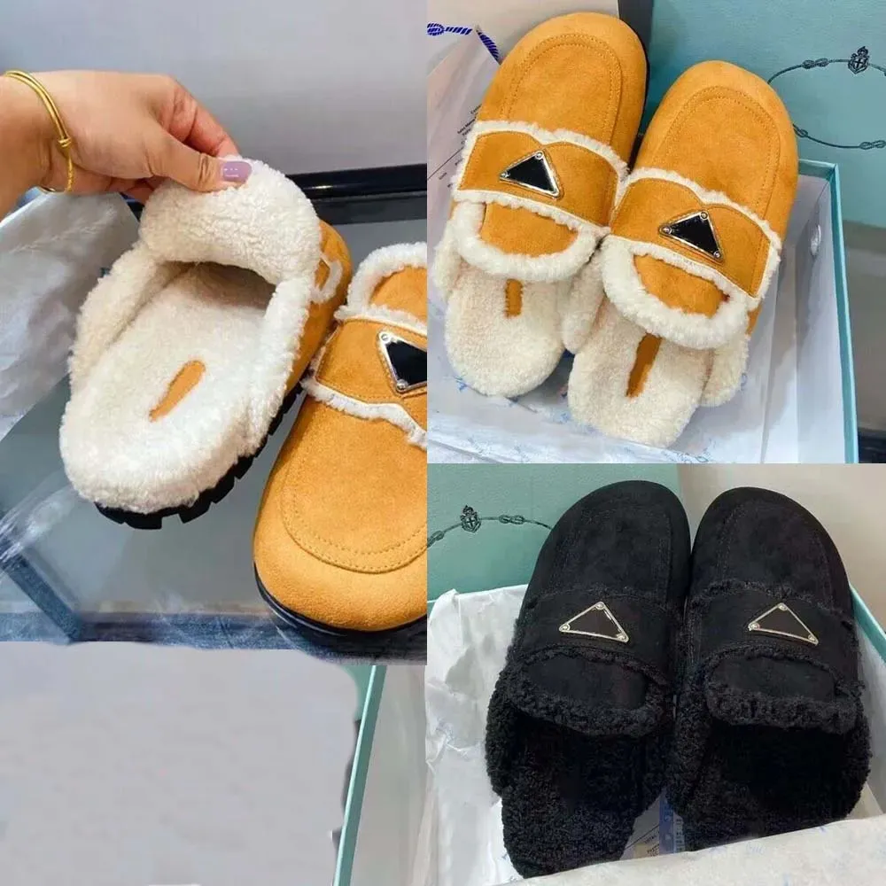 Luxuriöse Designer-Dreiecksschuhe. Warme Damen-Hausschuhe aus Wolle. Flache, mit Shearling gefütterte Wildleder-Hausschuhe. Shearling-Pelz-Slipper mit Dreieckslogo, braun-schwarz, mit Box 35-41