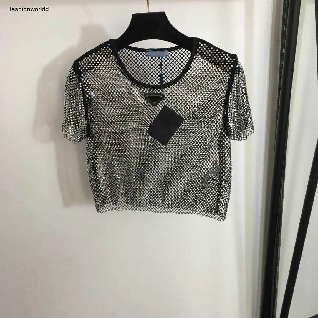 Camiseta feminina luxuosa, roupas de marca para o verão, tops da moda, logotipo triangular, camisa vazada para meninas, 20 de dezembro fw