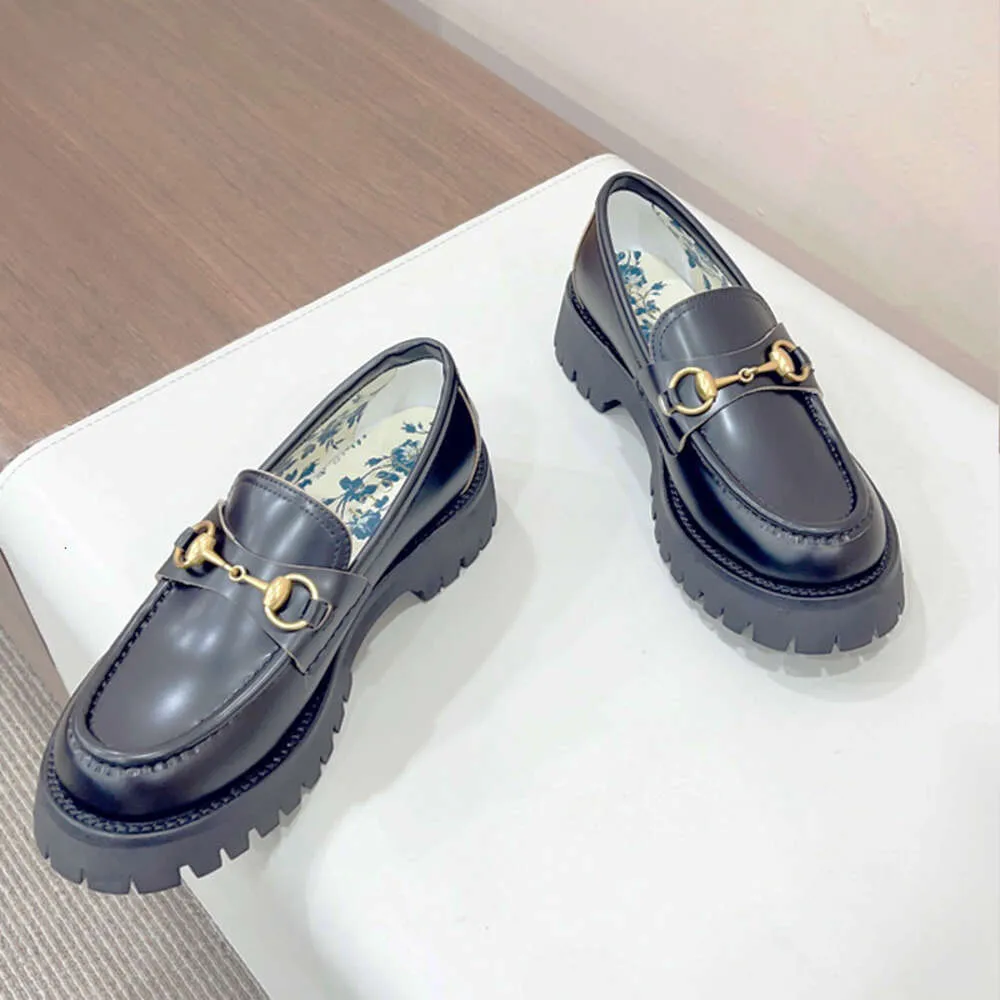 Women Sneakers مصممة المتسكعون للنساء Office Dress Shoes Gold Printing Letter Dress Shoes Bees Flat Slipon Calf Shoes Lug Sole Shoes 500