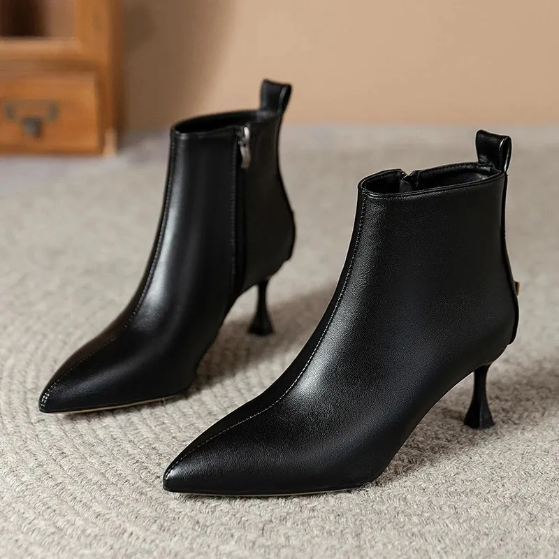 Stövlar 2024 Winter Shoe Leather Brand Design Point Toe Solid Black White Low Heels Ankel Female Sexy Cowboy 231219