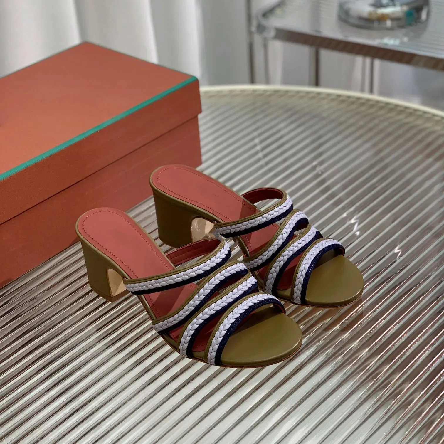 Top d'été Sprightly Charms Slides Pantoufles Mules talons 5,5 cm sandales à enfiler Designer de luxe tissé Semelle en cuir Mode Casual Chaussures de fête de sable Chaussures d'usine