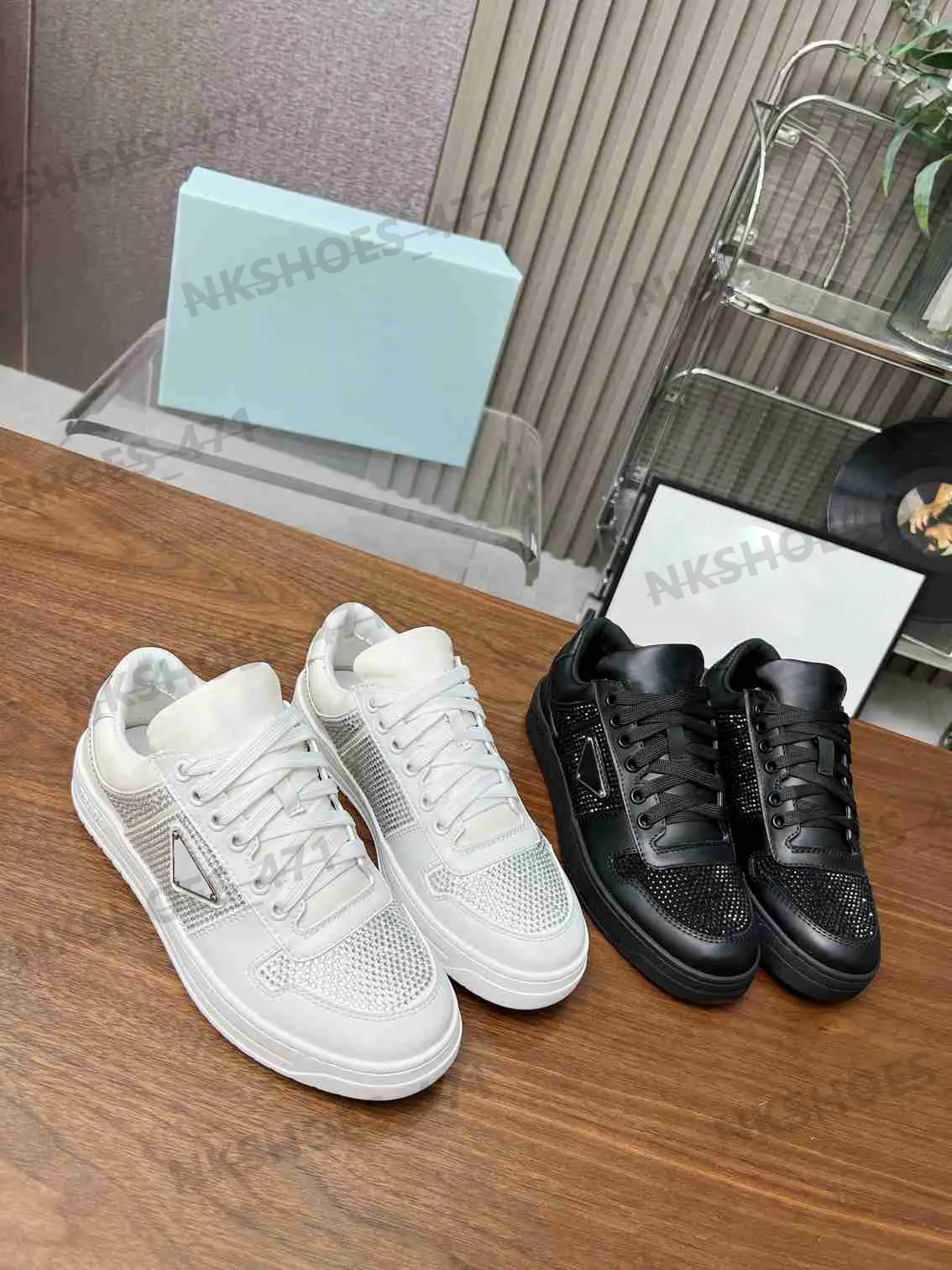 Designer Chaussures décontractées baskets à lacets en cuir mode Luxury Metal Triangle inversé Marque plate chaussures triples noir blanc de haute qualité Classic Outdoor Sneakers