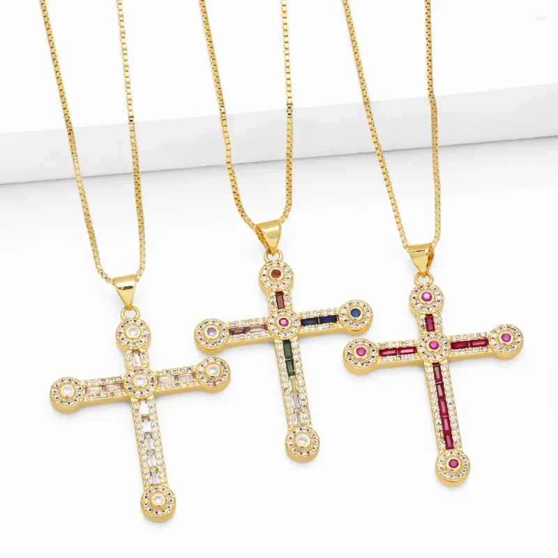 Pendentif Colliers FLOLA Big Fuchsia Crystal Cross pour femmes Plaqué or Boîte Chaîne Courte Bijoux Religieux Cadeaux Nker87