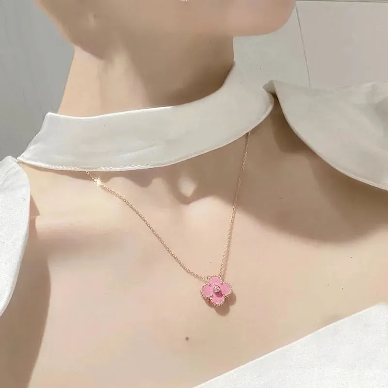 Hoogwaardige luxe klassieke vier klaver hanger kettingen designer ketting 18K goud roze schelp voor meisje bruiloft moederdag sieraden vrouwen