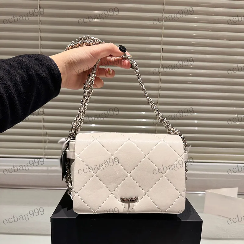 Designer Womens Shoulder Bag 18cm Leather Clamshell Silver Hardware Metal Buckle Luxury Handbag Matelasse Wide Chain Crossbody Bag Makeup Bag Fashion Designer Womens Shoulder Bag 18cm Leather Clamshell Silver Hardware Metal Buckle Luxury Handbag Matelasse Wide Chain Crossbody Bag Makeup Bag Fashion