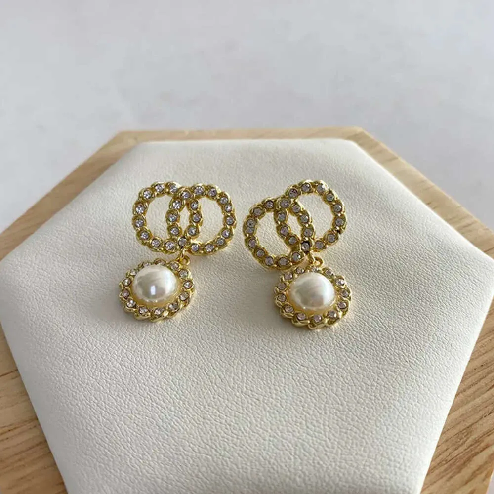 Stud Stud Golden Small Pearl Earrings Channel Pearl Diamond Drop Gold Earrings Designer For Woman Fashion Wedding Earings 2024 Designer Earrings Jewelry High