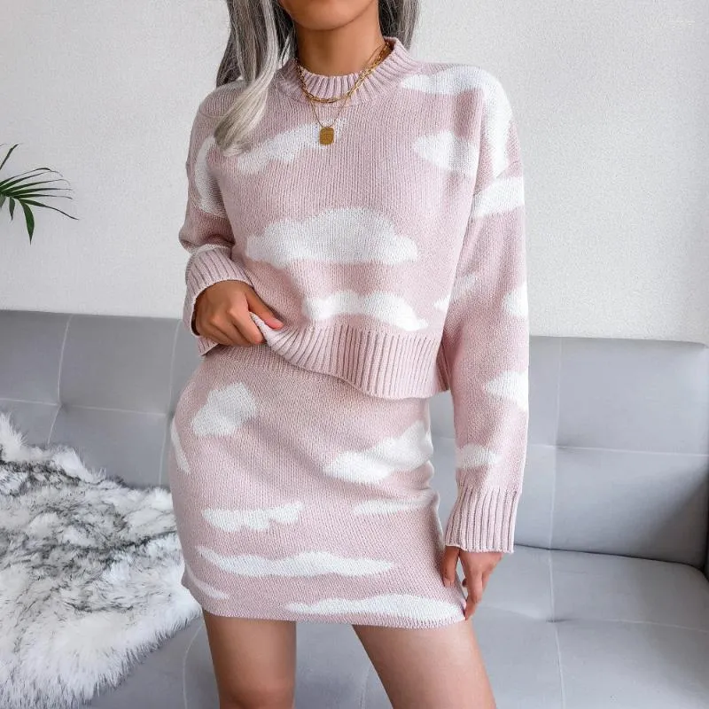 İş Elbiseleri Sonbahar Kış Beyaz Bulut Örgü Sweater Pullover Sarılı Kalça Yarım Etek İki Parçalı Kadın Sokak Giyim