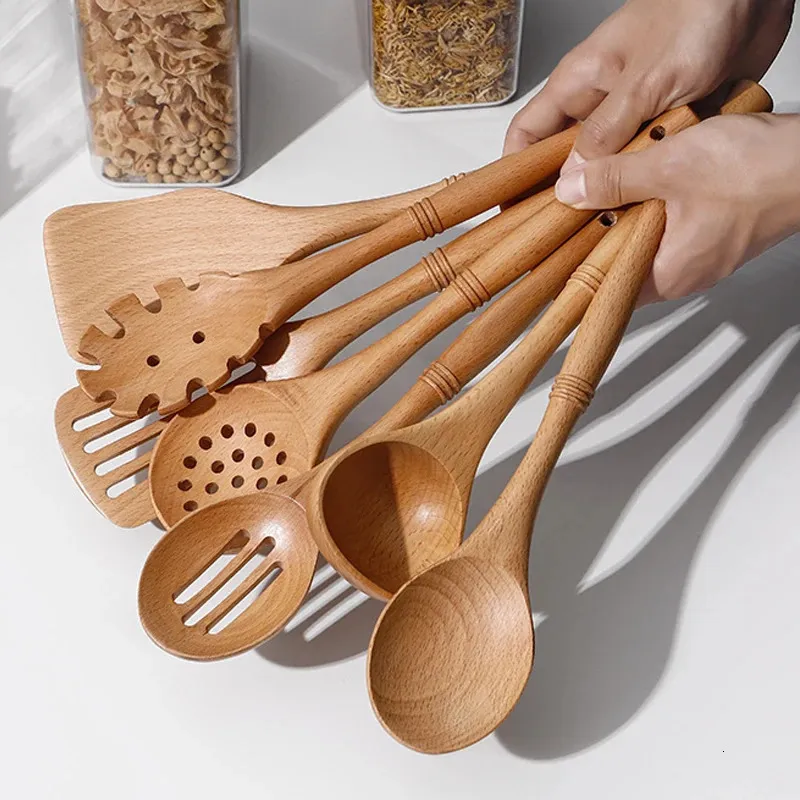 Matlagningsredskap 7st Träköksredskap set med bambu Joint Design Nature Wood Spaghetti Spoons Wok Spatula för matlagningstillbehör 231219