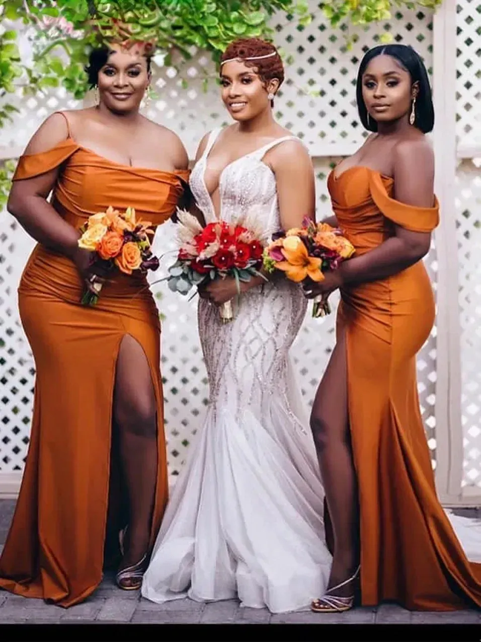 Långt brända eleganta orange brudtärklänningar med delade afrikanska svarta flickor piga av hedersklänningar Robe Soiree de Mariage BC