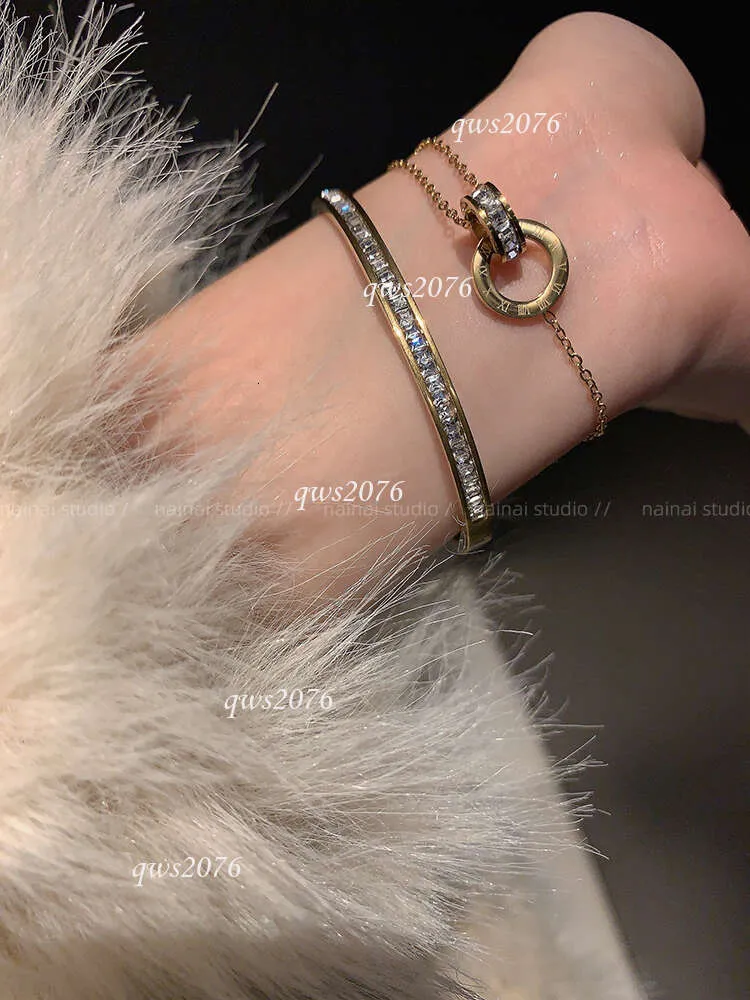 Pulsera de diseño de acero de titanio, alfabeto romano dorado, sensación de alta gama con pulsera de nicho Ins con luz de diamante completa apilada