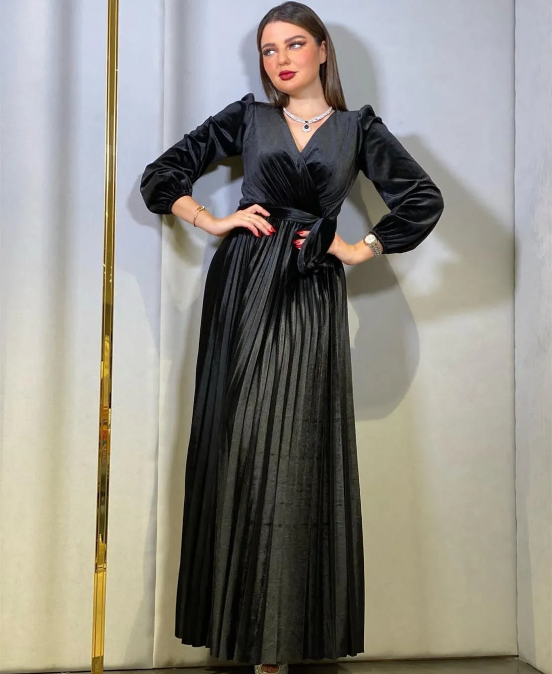 Robe de soirée élégante à manches longues et col en V en Arabie Saoudite - Ligne A en velours plissé - Longueur au sol - Robe de bal pour femme