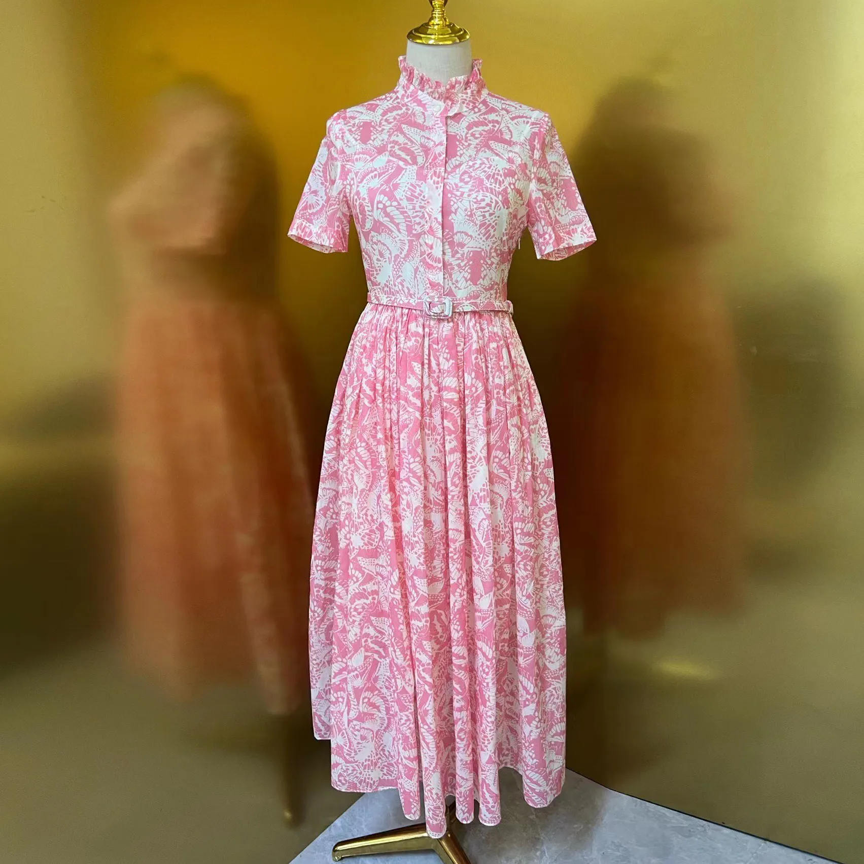 여성 드레스 유럽 패션 브랜드 핑크 그린 나비 인쇄 짧은 슬리브 스탠드 칼라 수집 허리 팬시 미디 드레스