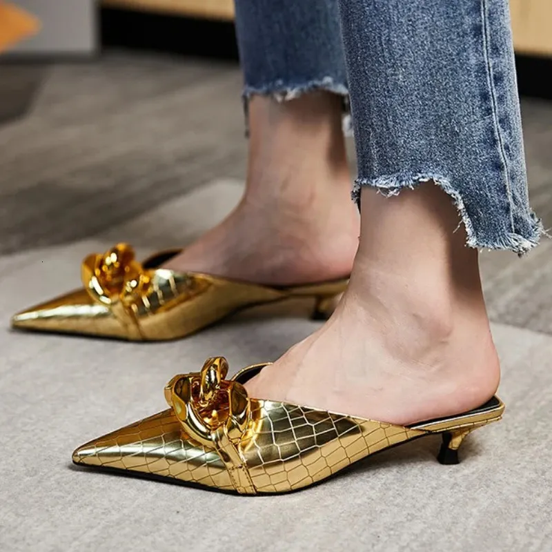 Sapatos de vestido marca mulheres chinelo moda corrente de ouro sandália senhoras apontou dedo do pé deslizamento em mules fino salto baixo slide s 231219