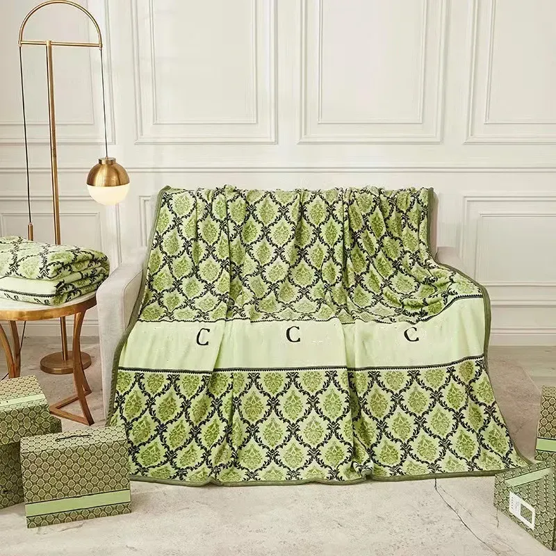 2023 Couverture de créateur Vert Maille Dentelle Lettre Logo Couverture Bureau Sieste Couverture Hiver Épaissi et Chaud Flanelle Voyage 150 * 200 cm G-U20231223