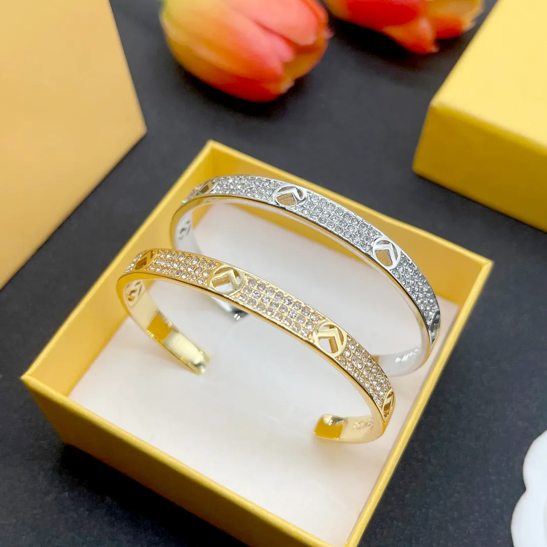 Bracelet Designer Bracelets Luxury Bracelet Diamonds Fashion Design Metal Heart Pattern High-end Girls Jewelry Birthday Gift Christmas Gift very good
