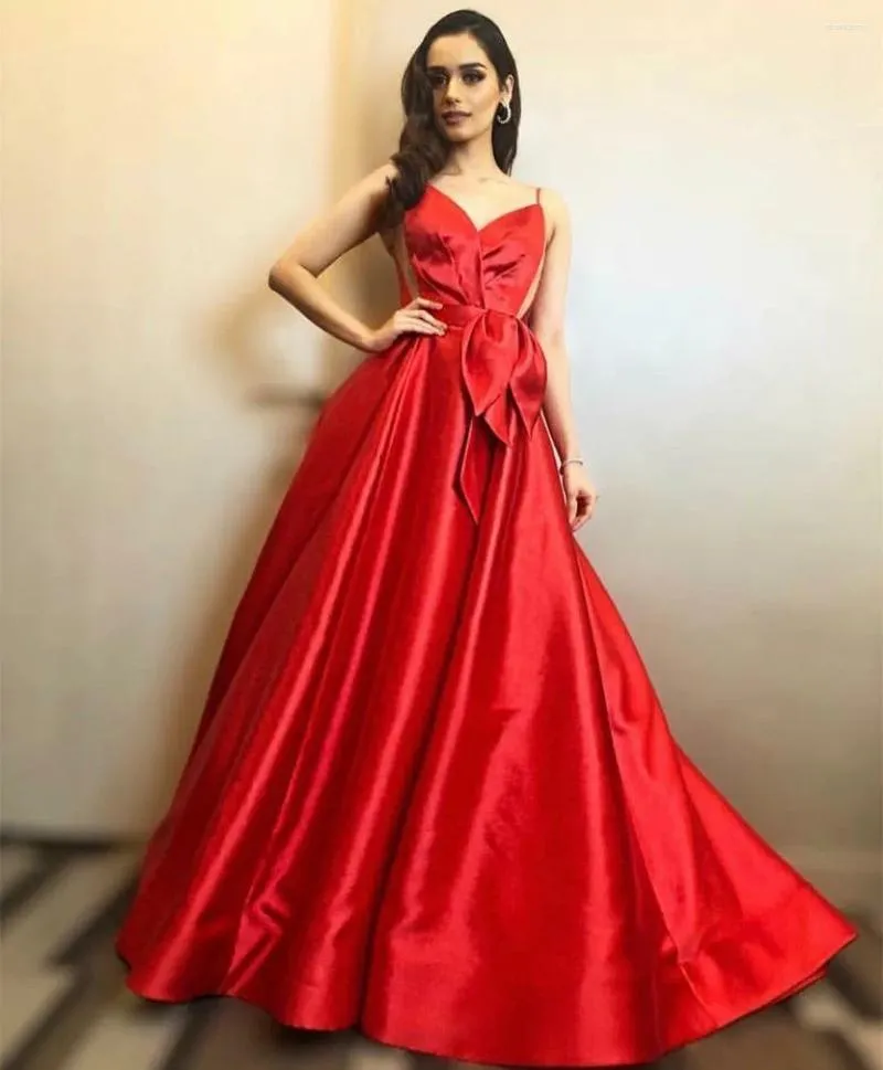 Partykleider Elegantes, langes, rotes Satin-Abschlussballkleid mit V-Ausschnitt und Taschen, A-Linie, Spaghetti-Falten, bodenlang, formelles Abendkleid für Damen