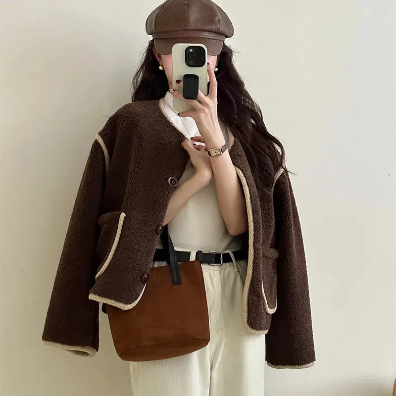 Maillard abrigo de piel Color café Edición coreana para mujer Otoño/Invierno contraste de Color Top de piel sintética 231221