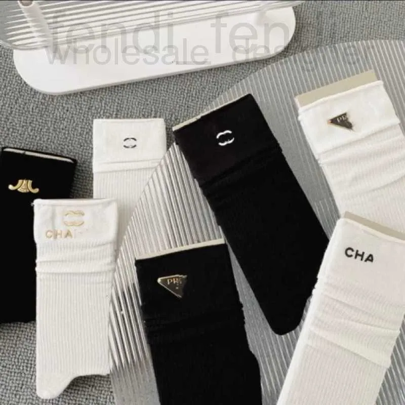 Strumpor hoSiery Designer Spring Suer Thin Sock Gold Stamping Letter staplad Sh Ack Vit Fast Solid Color Loose Socks High Quality Phq6 Ruba