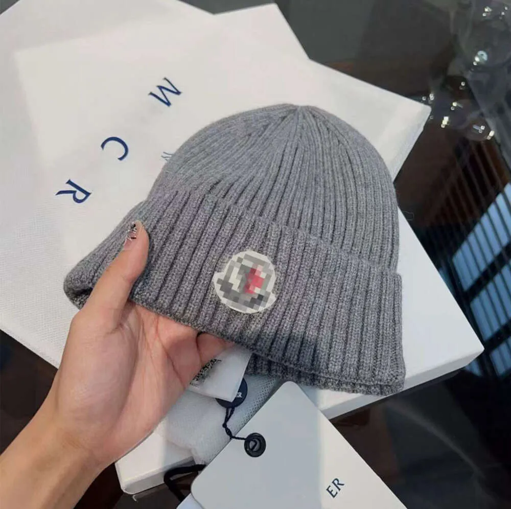 2024 Stilista/Cappello in cashmere 2023 Autunno e Inverno Nuovo berretto in lana lavorata a maglia Versione ufficiale Processo 1 1 di alta qualità