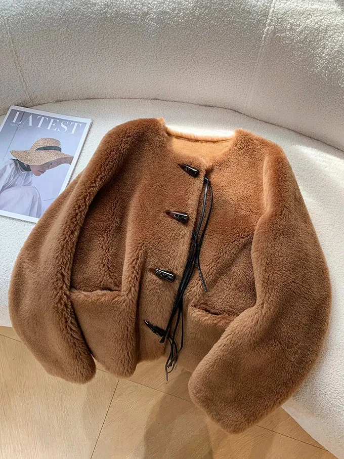 Maillard estilo chifre botão inverno pele de cordeiro integrado casaco de pele curta para mulheres jovens 231221