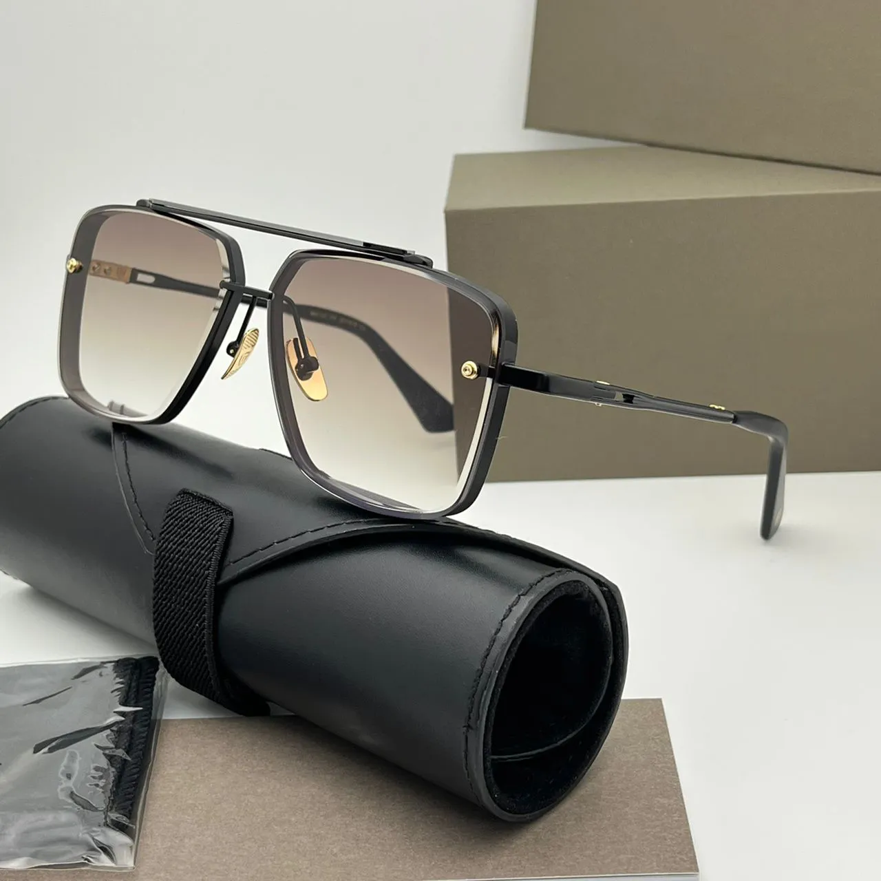 M Zes Zomerzonnebril voor mannen en vrouwenstijl Anti-ultraviolet retroplaat vierkant Volledige frame Full-fashion bril Random Box