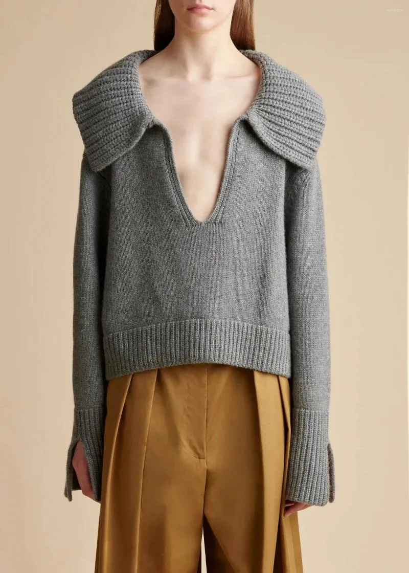 Swetery damskie wełniany sweter mieszany design duży dekolt w szpic granatowy skocz