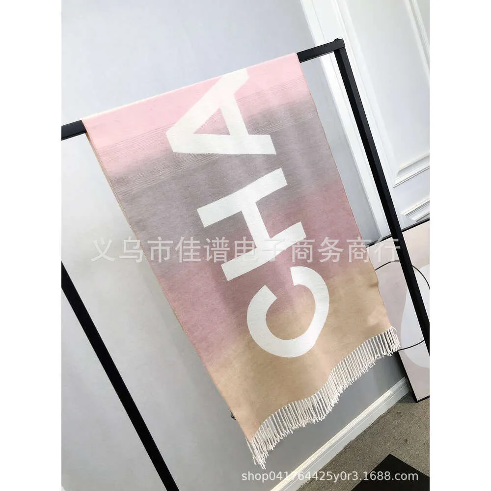 デザイナーチャンネル秋と冬の潮brand Xiaoxiangjiaカシミアスカーフ女性のショールグラデーションカラー両側スカーフビブチャネルレッド