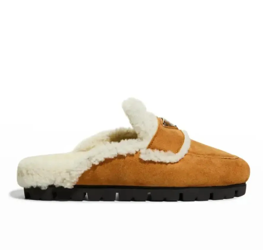 Luxuriöse warme Damenschuhe mit dreieckigem Shearling-Slipper, flache Pantoletten aus hellbraunem Wildleder mit Lammfellbesatz, Fellfutter und flachem Slip-On-Dreieckslogo mit Box-Markendesign, Größe 35–41