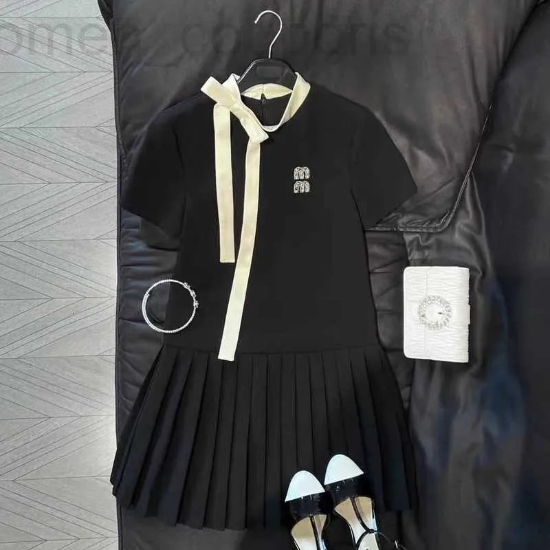 Базовые повседневные платья Дизайнерский бренд Miumius Классические женские буквы с высоким вырезом и галстуком-бабочкой в стиле черного платья Британский повседневный стиль Свободная сексуальная мода 51QV