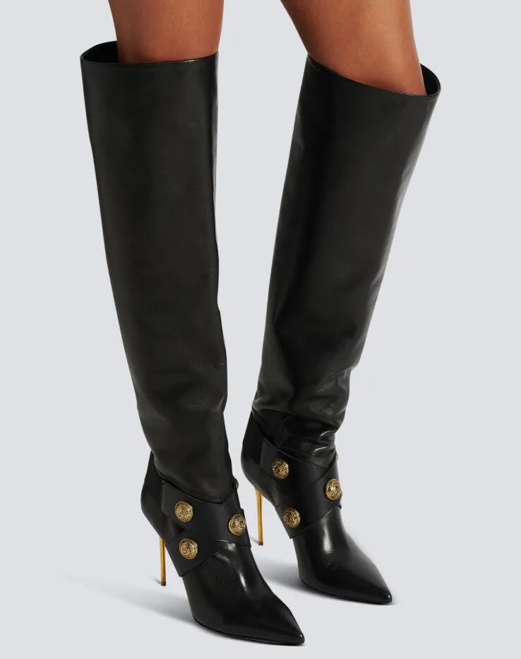 العلامة التجارية الشتوية الأنيقة Alma Women Over-the-Knee Boots Stiletto Heel محفورة الأزرار المعدنية الذهبية