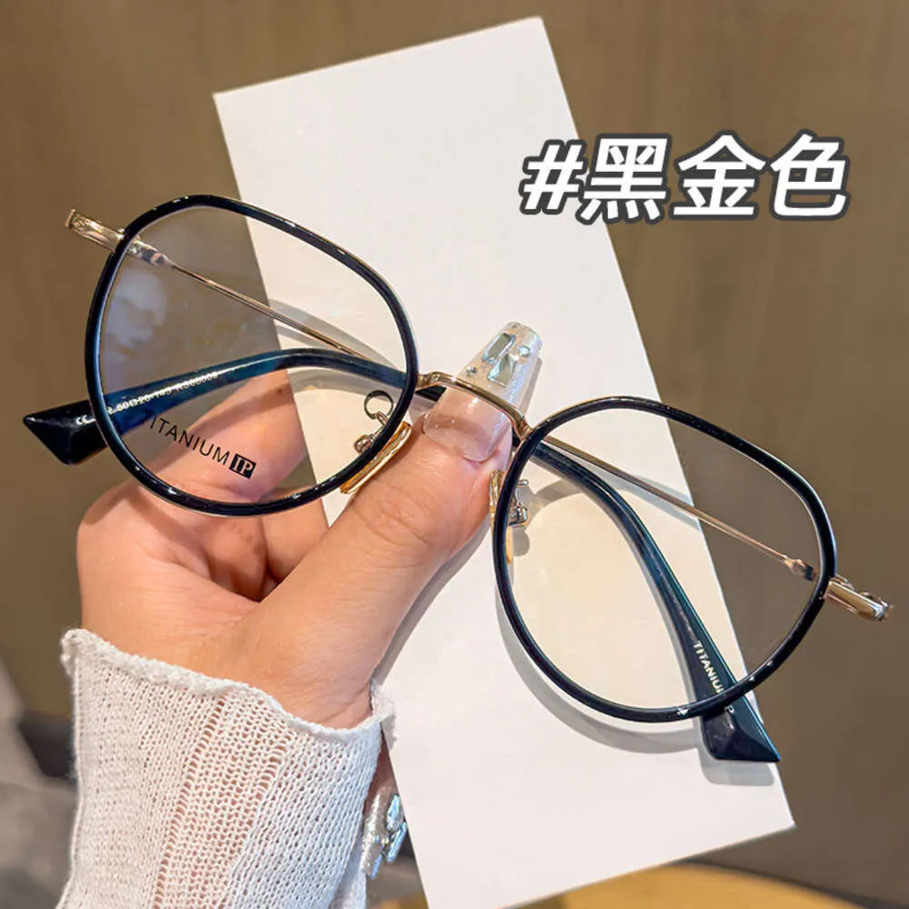 CH Çapraz Güneş Gözlüğü Çerçeveleri Tasarımcı Lüks Kromlar Gözlük Çerçevesi Saf Titanyum Dekoratif Miyopya Gözlükleri Kadınların Düz Yüz Aynası Kırmızı Kalp Yüksek Kalite D9SZ