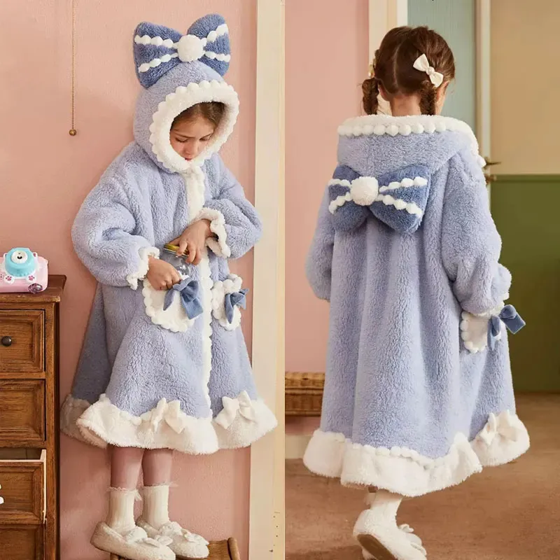Hooded Kids Bathrobes for Girls Princess Children's Nightgown Winter Thicken Flannel Girls Pajamas Baby Coral Fleece Home Robe 231221