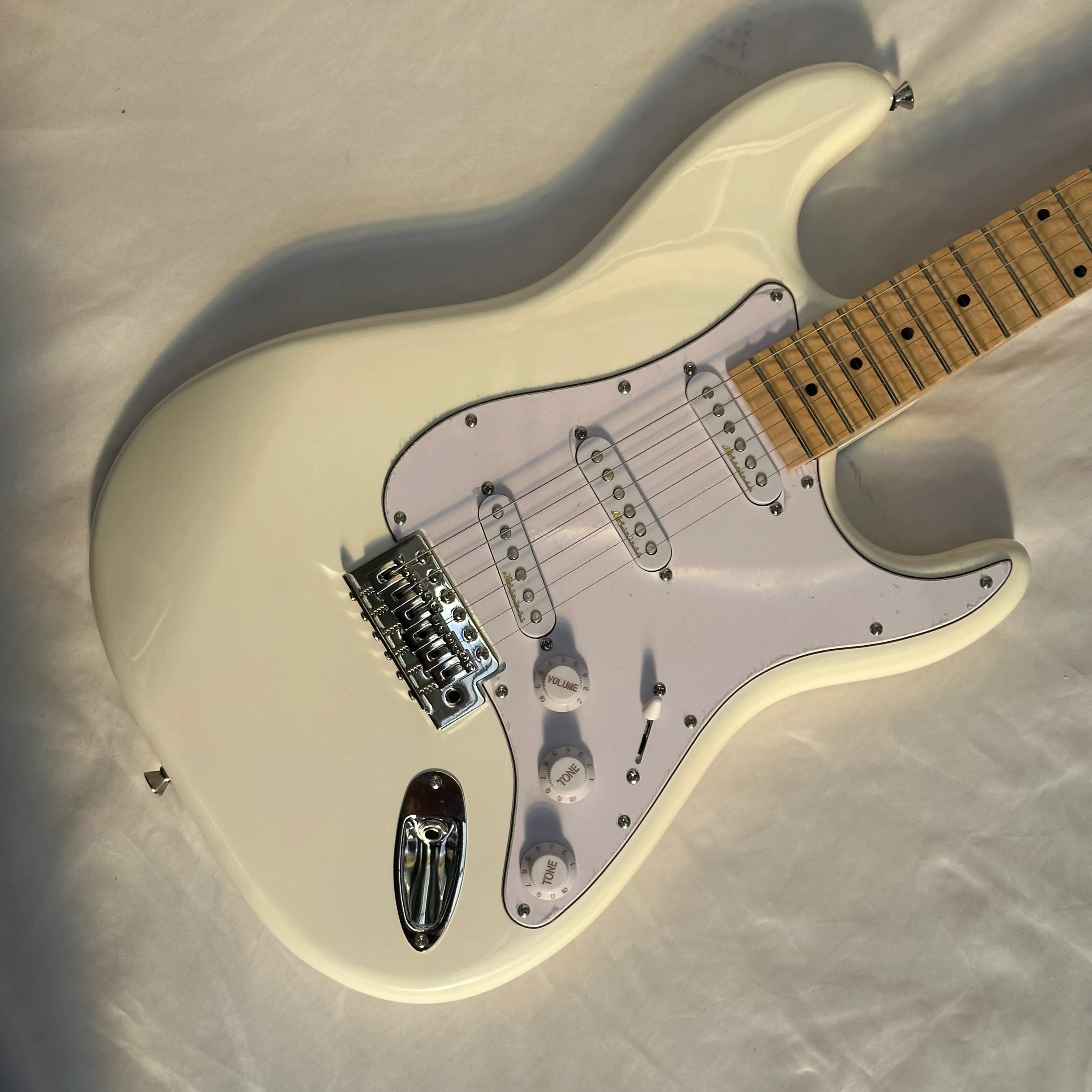 Guitarra eléctrica de precio barato, cuerpo blanco con cabezal ST, envío gratis