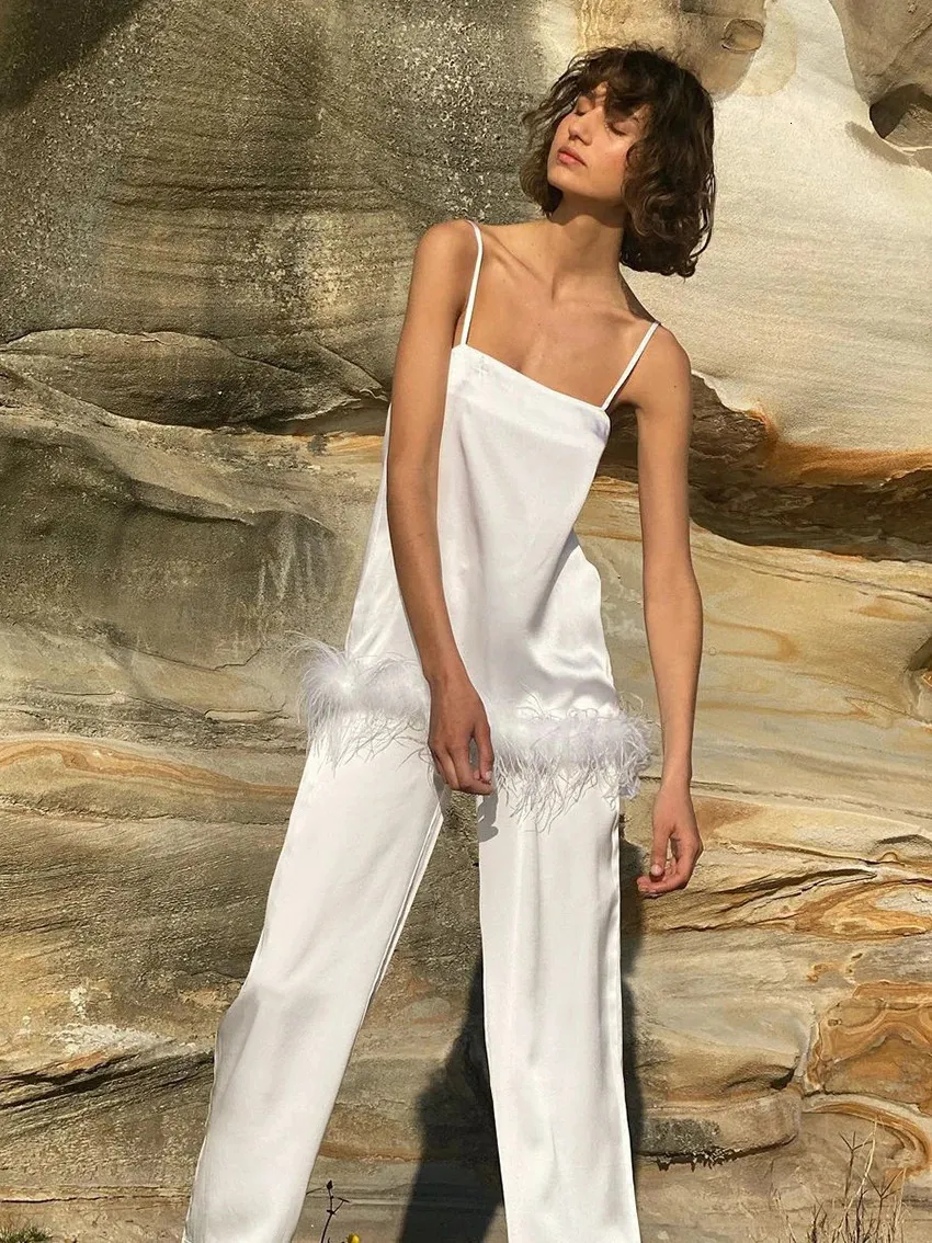 Pyjamas en satin chic avec des plumes de vêtements de sommeil Femmes Pantalons Black Spaghetti Strap Home Suit White Pantal