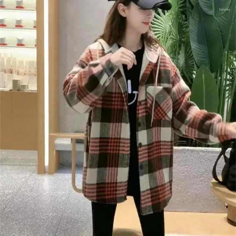 Kvinnors blusar 2024 Spring Korean Edition Hooded Women Warm Checkered Shirt Coat Casual Wool Plush Thicked Top Brand Style Style