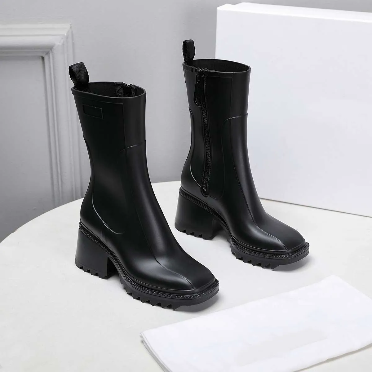 Famous designer shoes Treasure trendy rain boots Classic Odorless material Strong resilience The boot shape is super three-dimensional Stamped logo Letter zipper