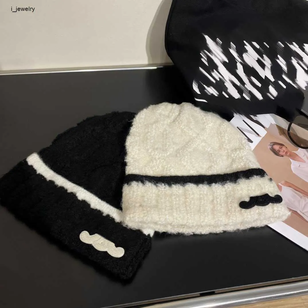 Moda Women Hat Hat Beanie Fall Inverno A quente unissex malha feminina chapé de malha acessórios homens boné com caixa de flores Caps de crânio 21 de dezembro