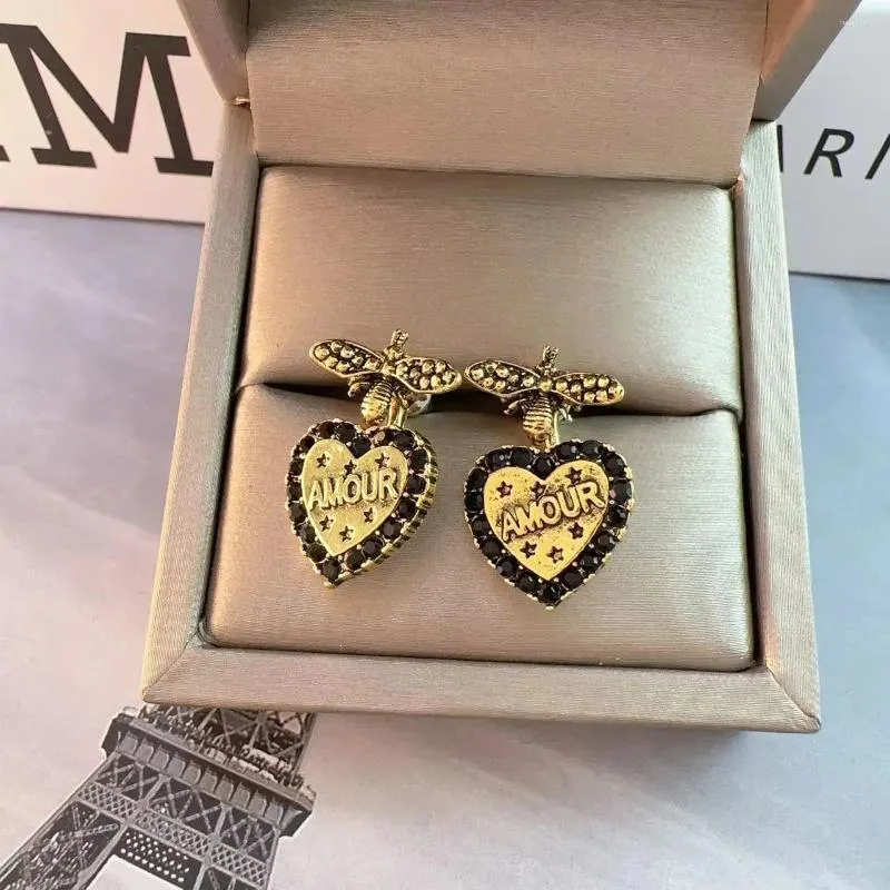 Kolczyki Dangle Vintage Heart Lett Little Bee Ear Studs Damskie stal nierdzewna gwiazda mody Wisidants Biżuteria dla kobiet