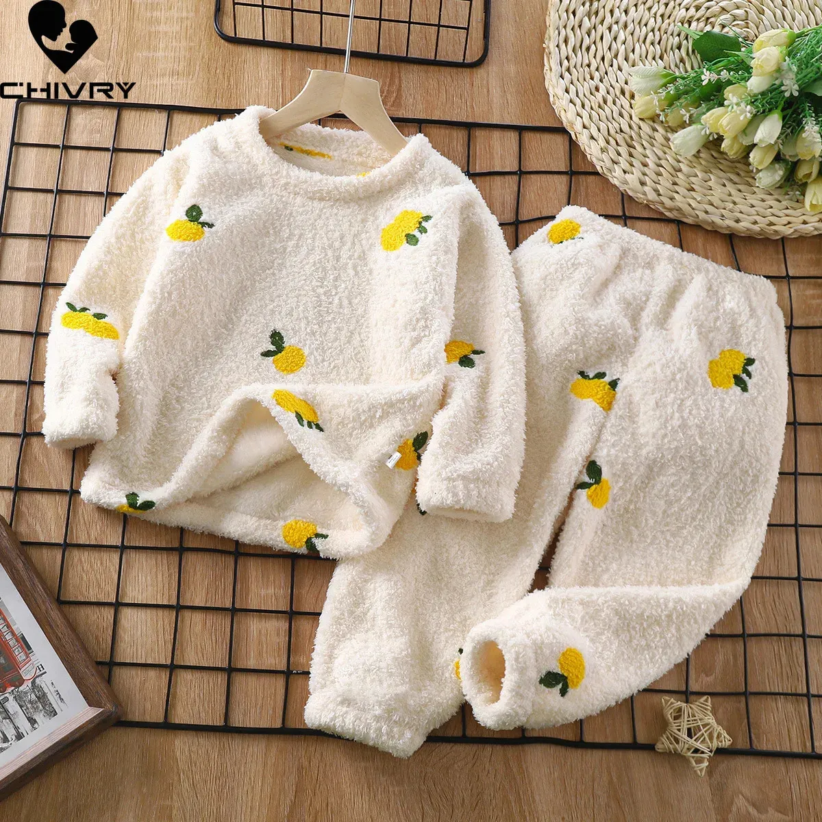 Bambini Autunno Inverno Addensare Caldo Pigiama di flanella Simpatico cartone animato Oneck Set di abbigliamento Neonate Ragazze Indumenti da notte Pigiama per bambini 231220