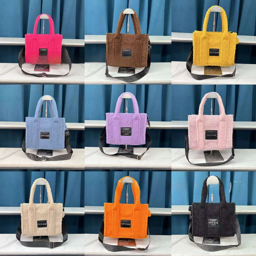 2024 Höst/vinterkvinnor Handväska Hög kapacitet Fashionabla och populära brev plysch Tote Handheld Crossbody Bag Ladybags