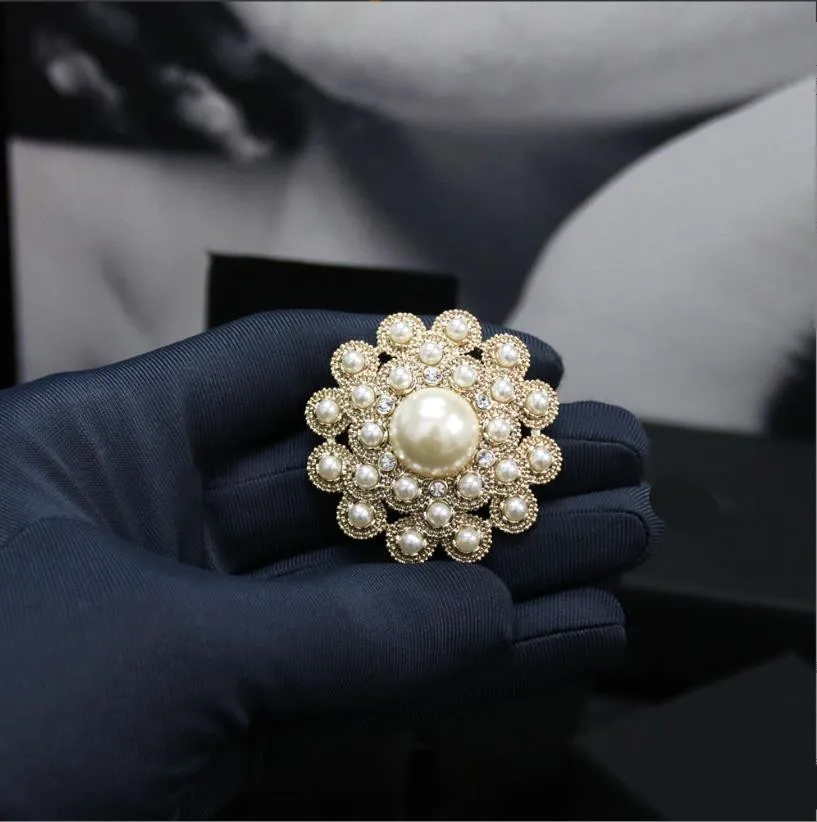 Pins, broszki nowe wysokiej klasy branżę inkrustowaną perłową geometryczną broszkę perłową do wysokiej klasy odzieży i akcesoriów, luksusowy i modny