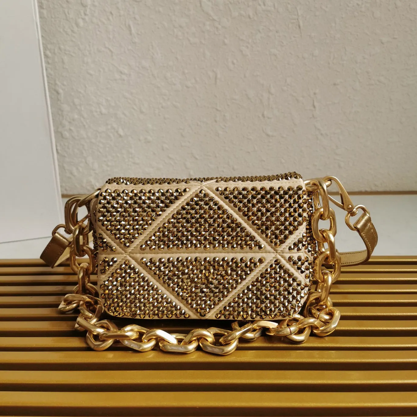 デザイナーの新しいフルダイヤモンド女性のショルダーバッグフラップクロスボディバッグデタッチ可能なショルダーストラップウォレット小さなクロスボディバッグハンドバッグ財布