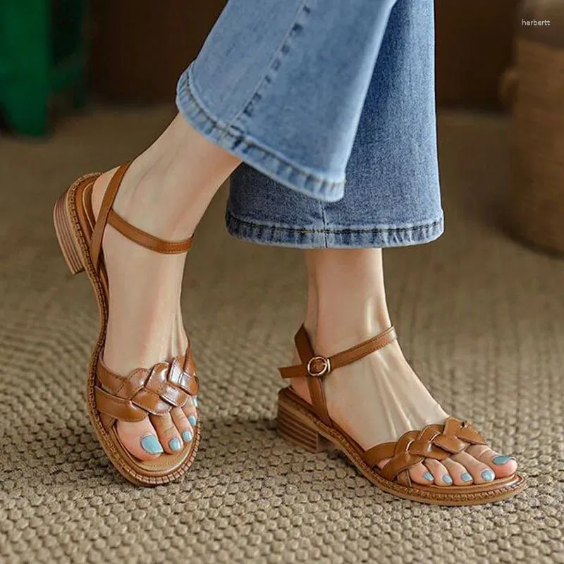 Sandálias 2023 Retro Retro Roman Literary Shoes Hold Feminino Summer Solid Color Saltos grossos de fundo liso senhoras