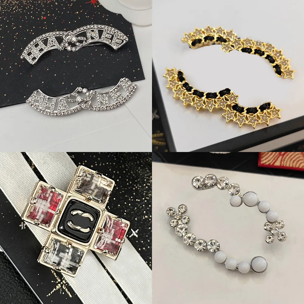 Carta de diseñador de marca Pins de plata chapados en oro Broches Mujeres Insolas Broche de cristal suéter de cobre Cape Buckle Pearl Brooche traje Pin de tela Jewerlry Accesorios