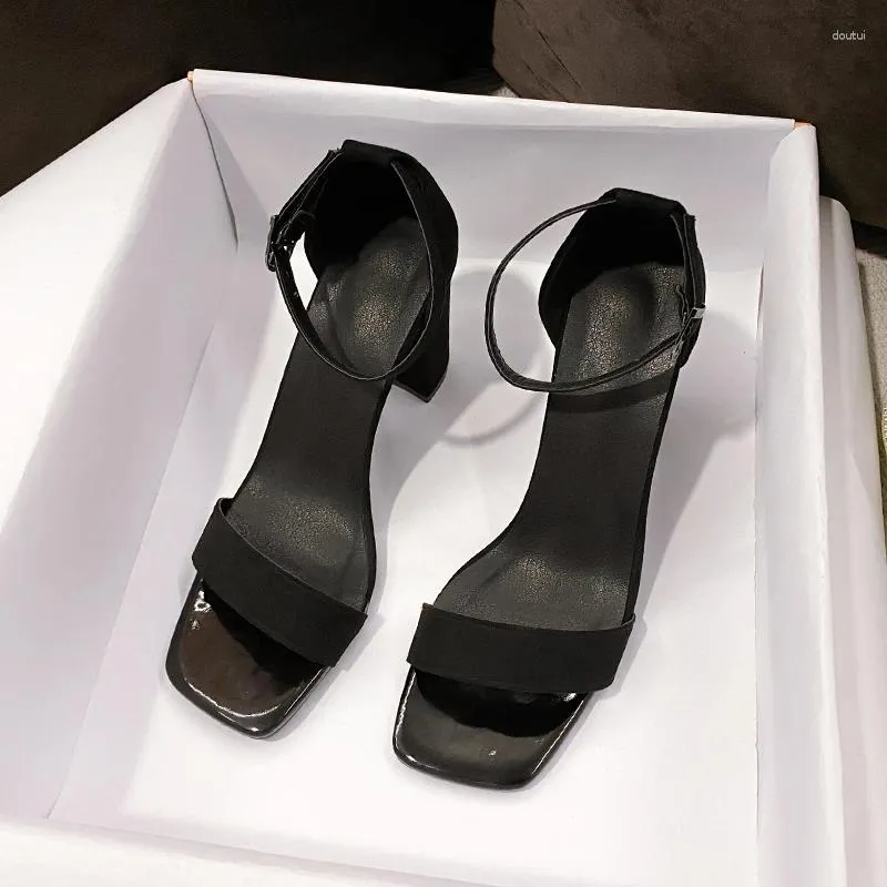 Scarpe eleganti in stile primavera ed estate spesse sandali da donna sandali da donna alta punta di punta nera