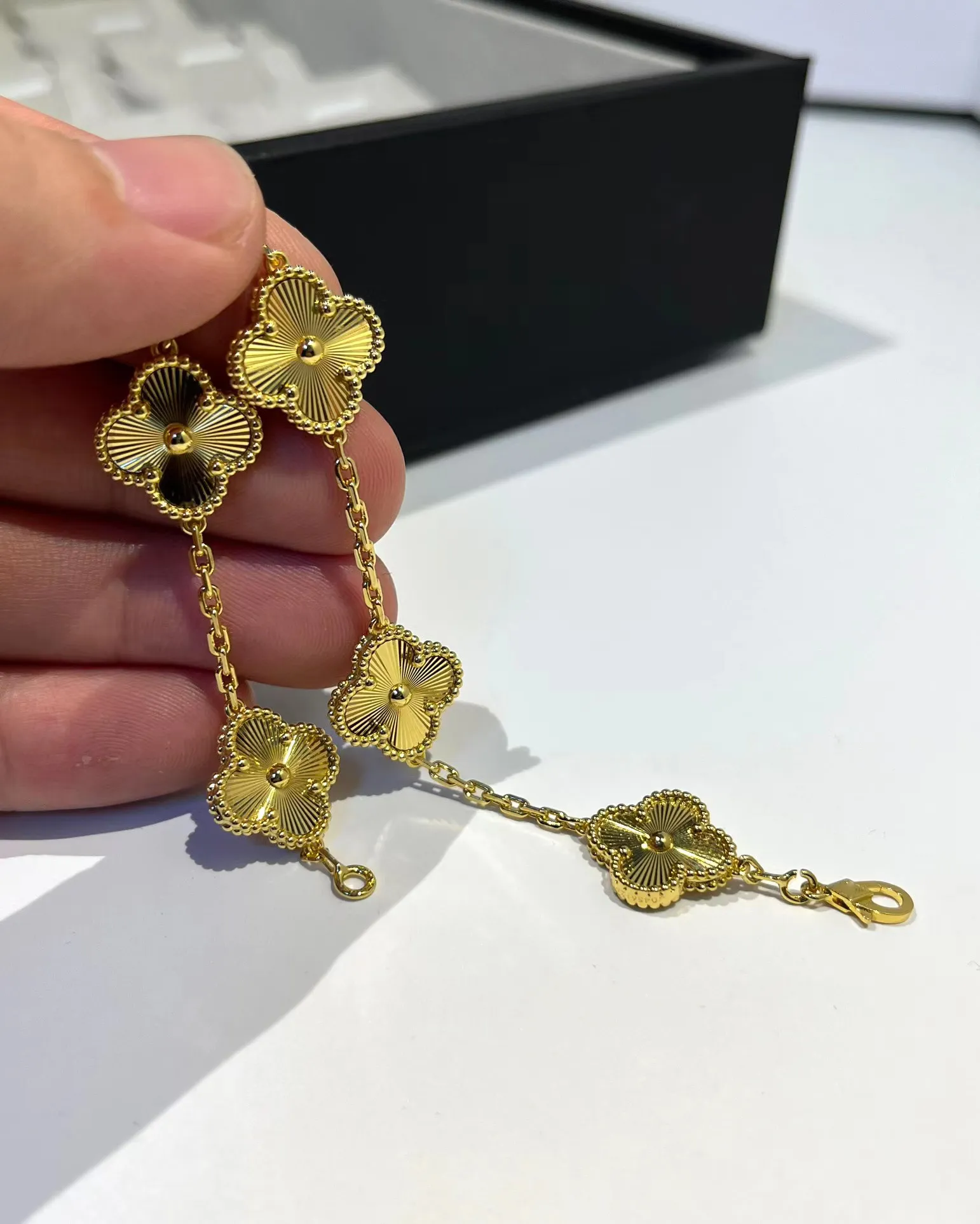 18 Karat Gold Luxus-Laserklee-Designer-Anhänger-Halskette für Damen und Mädchen, Marke mit fünf Blatt-Blumen, Gliederkette, kurzes Halsband, elegante Halskette, schöner Schmuck