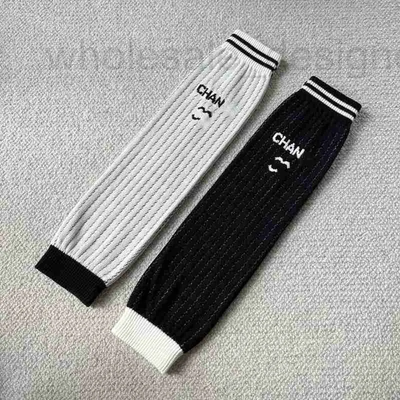 Chaussettes créatrices de bonne humeur à la mode et à la mode, rayures de lettres minimalistes, chaussettes de pile noir et blanc, couvertures de jambes de coton à motif vertical, femmes du même style 9pni